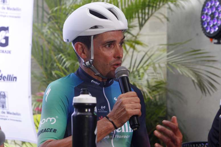 El ciclista español Óscar Sevilla habla, el 16 de enero de 2023, durante la presentación del Team Medellín de Colombia, en Medellín (Colombia). EFE/Luis Eduardo Noriega A.