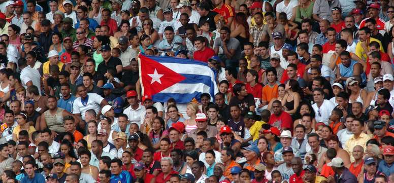 Cuba regresa este año a la Serie del Caribe tras una ausencia de las ediciones de 2020, 2021 y 2022. En la imagen un registro de archivo de cientos de aficionados al béisbol en un estadio de La Habana (Cuba). EFE/Stringer