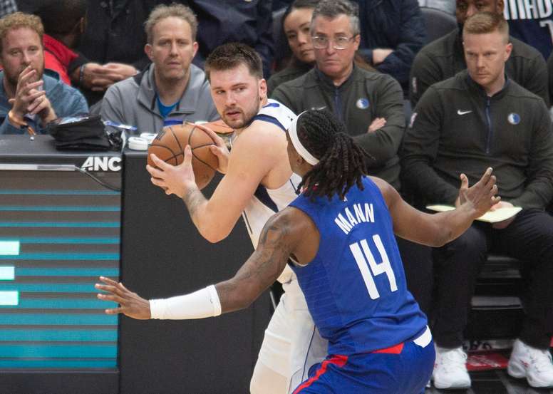 Fotografía de archivo en al que se registró al esloveno Luka Doncic (c-i), alero estrella de los Mavericks de Dallas, quien sufrió este jueves un esguince en su tobillo izquierdo y abandonó durante el primer cuarto del partido en el su equipo se impuso a domicilio 95-99 sobre los Suns de Phoenix en la NBA. EFE/Armando Arorizo