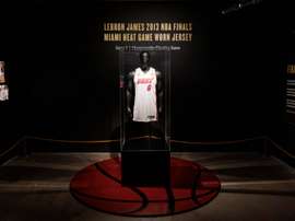 Vista de la camiseta que vistió LeBron James en el séptimo juego de las finales de la NBA de 2013 con los Miami Heat, el 20 de enero de 2023 en Nueva York. EFE/Justin Lane