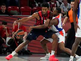 El pívot de Baskonia Steven Enoch (i) lucha con Bryant Dunston, de Anadolu Efes, durante el partido correspondiente a la jornada 21 de la EuroLiga que se juega este viernes en el Fernando Buesa Arena de Vitoria (Euskadi). EFE/L. Rico