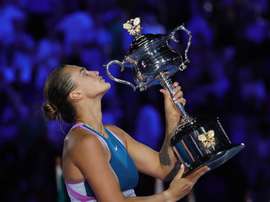 Melbourne (Australia), 28/01/2023.- Aryna Sabalenka of Belarus celebrates with the trophy after winning the Womens Singles final against Elena Rybakina of Kazakhstan at the Australian Open tennis tournament in Melbourne, Australia, 28 January 2023. (Tenis, Abierto, Bielorrusia, Kazajstán) EFE/EPA/FAZRY ISMAIL