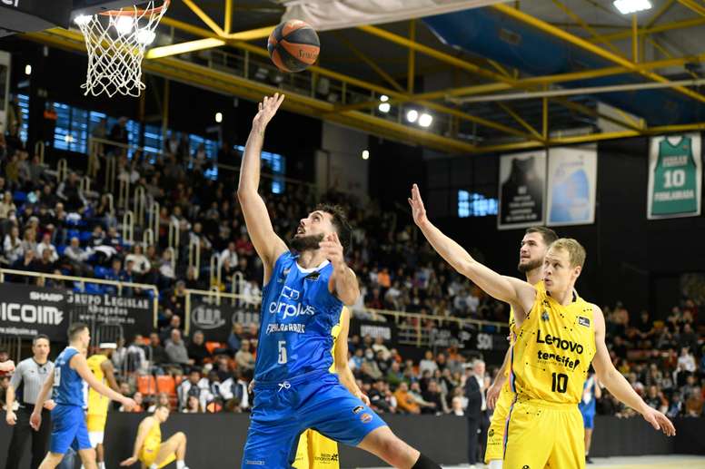 El jugador del Fuenlabrada, Marc García (i) y el escolta finlandés de Lenovo Tenerife, Sasu Salin, durante el encuentro correspondiente a la fase regular de la Liga Endesa disputado en el Pabellón Fernando Martín de Fuenlabrada. EFE / Victor Lerena.