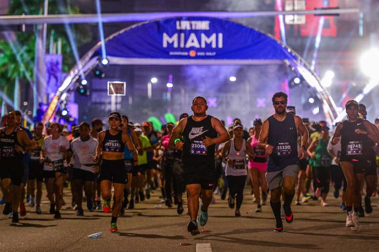 Atletas corren en una edición de la Maratón de Miami, en una fotografía de archivo. EFE/ Giorgio Viera