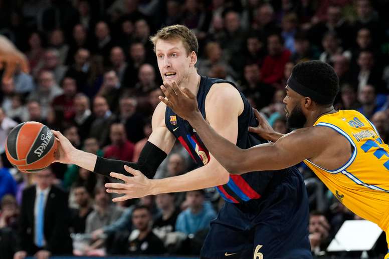 El pívot del Barça Jan Vesely juega un balón ante Josh Nebo, del Maccabi, durante el partido de la Euroliga de baloncesto disputado en el Palau Blaugrana, en Barcelona. EFE/Alejandro García