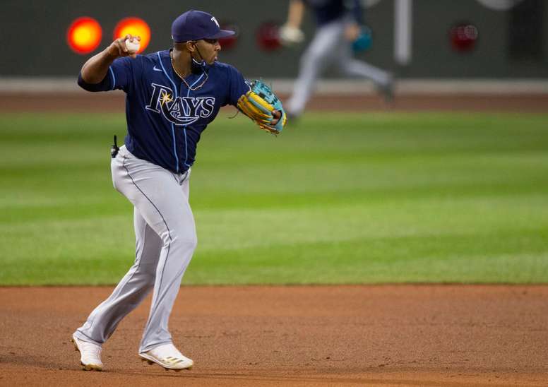 Fotografía de archivo en la que se registró al beisbolista cubano Yandy Díaz, tercera base de los Rays de Tampa Bay, en la MLB. EFE/CJ Gunther