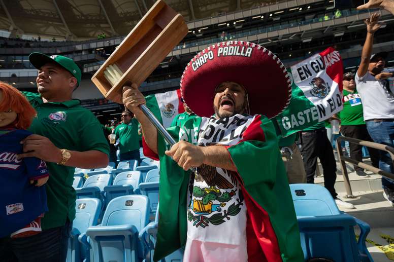 Aficionados de México fueron registrados este jueves, 2 de febrero, al celebrar la victoria de su selección sobre la de República Dominicana, al final de un partido de la primera ronda de la Serie de béisbol del Caribe, en el Estadio Monumental Simón Bolívar, en Caracas (Venezuela). EFE/Rayner Peña
