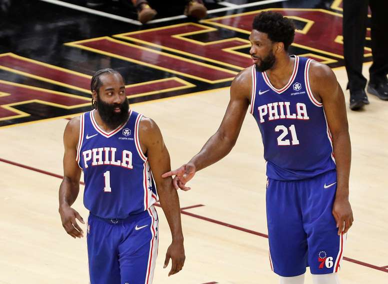 El centro de los Philadelphia 76ers, Joel Embiid, de Camerún (d), en una imagen de archivo. EFE/ David Maxwell