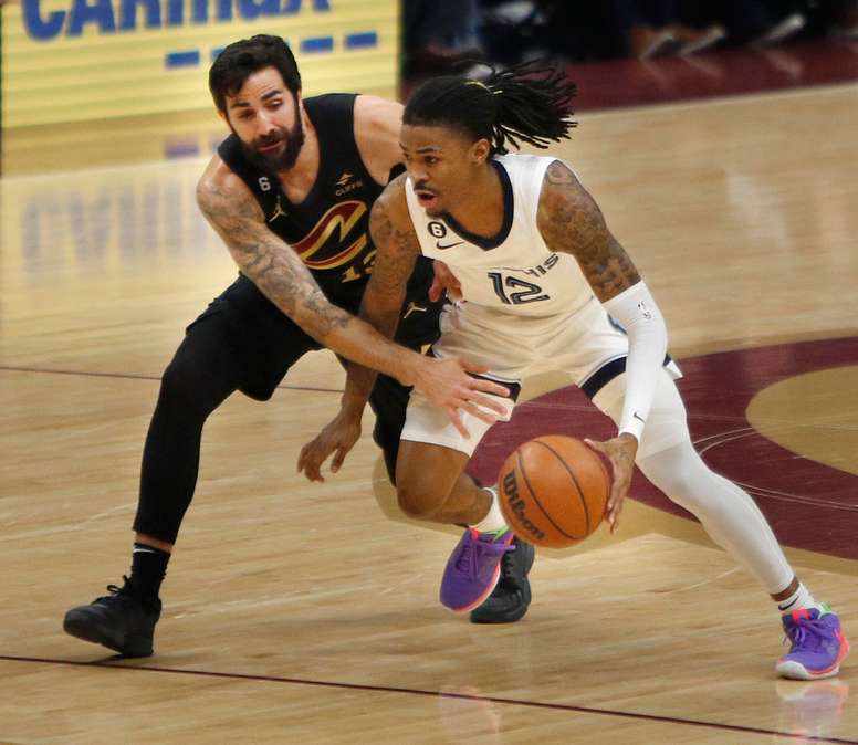 Ricky Rubio de los Cleveland Cavaliers (i) disputa el balón con Ja Morant de los Memphis Grizzlies (d) hoy, durante la primera mitad del partido de la NBA entre los Cleveland Cavaliers y los Memphis Grizzlies en Rocket Mortgage Fieldhouse en Cleveland, Ohio, (EEUU).EFE/ David Maxwell