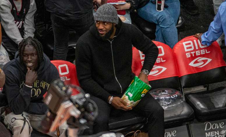 LeBron James reacciona en el banquillo durante un partido de la NBA en una foto de archivo. EFE/ Julio César Rivas