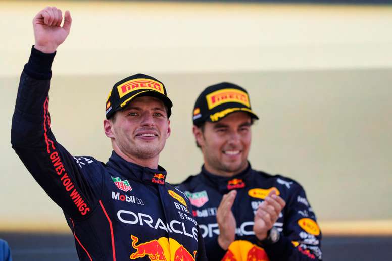 El piloto de Red Bull Max Verstappen (i) celebra junto a su compañero de equipo, el mexicano Sergio Pérez (d), en una fotografía de archivo. EFE/Alejandro García