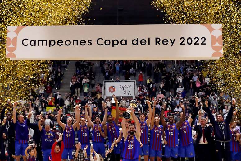 Los jugadores del Barça celebran la consecución del título de la Copa del Reyen el Palacio de los Deportes de Granada en una foto de archivo de Jorge Zapata. EFE