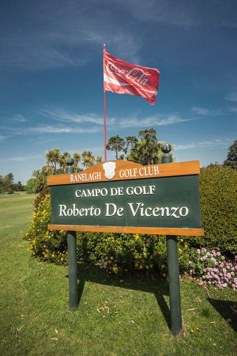 Fotografía cedida hoy por Ranelagh Club donde aparece un letrero de un campo de golf en honor a Roberto de Vicenzo, en Buenos Aires (Argentina). . EFE/ Ranelagh Club / SOLO USO EDITORIAL/ SOLO DISPONIBLE PARA ILUSTRAR LA NOTICIA QUE ACOMPAÑA (CRÉDITO OBLIGATORIO)