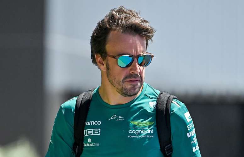 Fernando Alonso, a su llegada al circuito este viernes. EFE/EPA/STR