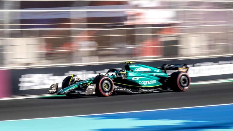 Yeda (Arabia Saudí), 17/03/2023.- El piloto español Fernando Alonso (Aston Martin), doble campeón mundial de Fórmula Uno, en acción durante la jornada de entrenamientos libres para el Gran Premio de Arabia Saudí.. EFE/STR