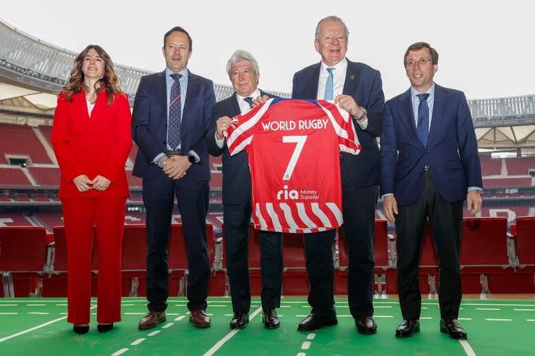 El presidente del Atlético de Madrid, Enrique Cerezo; el presidente de World Rugby Bill Beaumont; el presidente de la Federación Española de Rugby, Juan Carlos Martín; el alcalde de Madrid, José Luis Martínez-Almeida y la concejala de Deportes del ayuntamiento de Madrid, Sofía Miranda, durante el acto en el que se dio a conocer que el estadio Cívitas Metropolitano de Madrid acogerá la final del renovado formato de las Series Mundiales de rugby 7, de 2024 a 2026, este martes en el estadio madrileño. EFE/ Eduardo Oyana