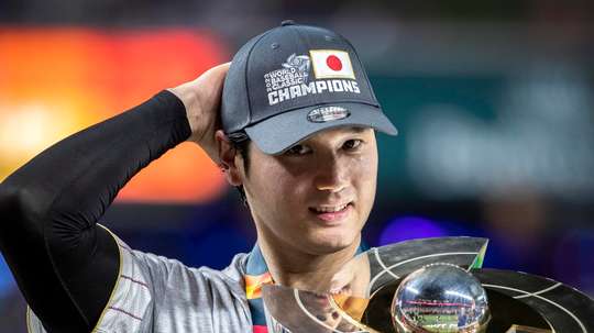 El japonés Shohei Ohtani celebra con el trofeo tras vencer a Estados Unidos en la final del V Clásico Mundial de Béisbol en el estadio LoanDepot Park, en Miami, Florida (EE.UU.), este 21 de marzo de 2023. EFE/EPA/Cristóbal Herrera-Ulashkevich