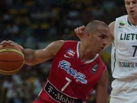 Fotografía de archivo en la que se registró al exjugador puertorriqueño de baloncesto Carlos Arroyo al actuar con la selección de su país, en Caracas (Venezuela). EFE/Miguel Gutiérrez