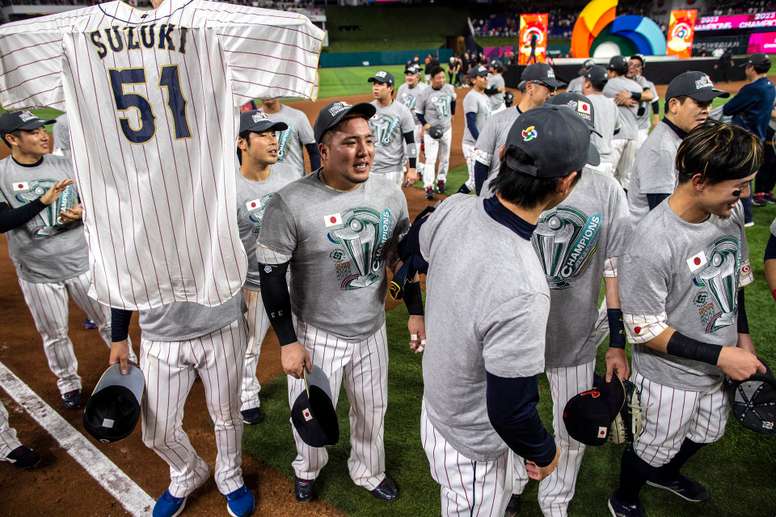 Jugadores de Japón celebran luego de derrotar a Estados Unidos, en la final del Clásico Mundial de Béisbol, en Miami (Florida, EE.UU.) EFE/EPA/CRISTOBAL HERRERA-ULASHKEVICH