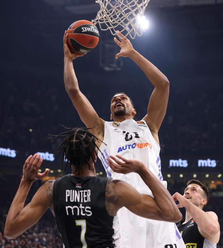Real Madrids Petr Cornelie (C) in action against Partizans Kevin Punter (L) and Aleksa Avramovic (R) during the Euroleague basketball match between Partizan Belgrade and Real Madrid in Belgrade, Serbia, 31 March 2023. (Baloncesto, Euroliga, Belgrado) EFE/EPA/ANDREJ CUKIC
