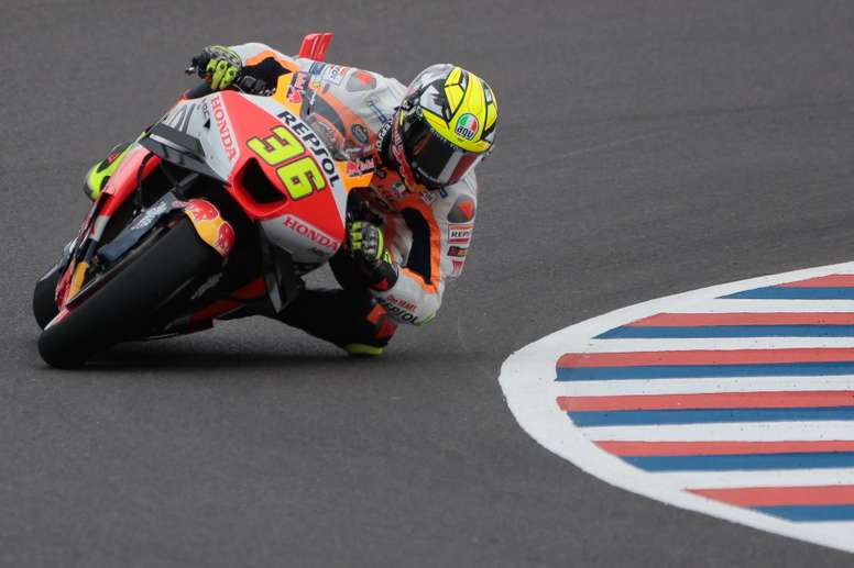 El piloto español Joan Mir compite hoy durante las prácticas del GP de Argentina de MotoGP, en el Circuito de Termas de Río Hondo (Argentina). EFE/Juan Ignacio Roncoroni