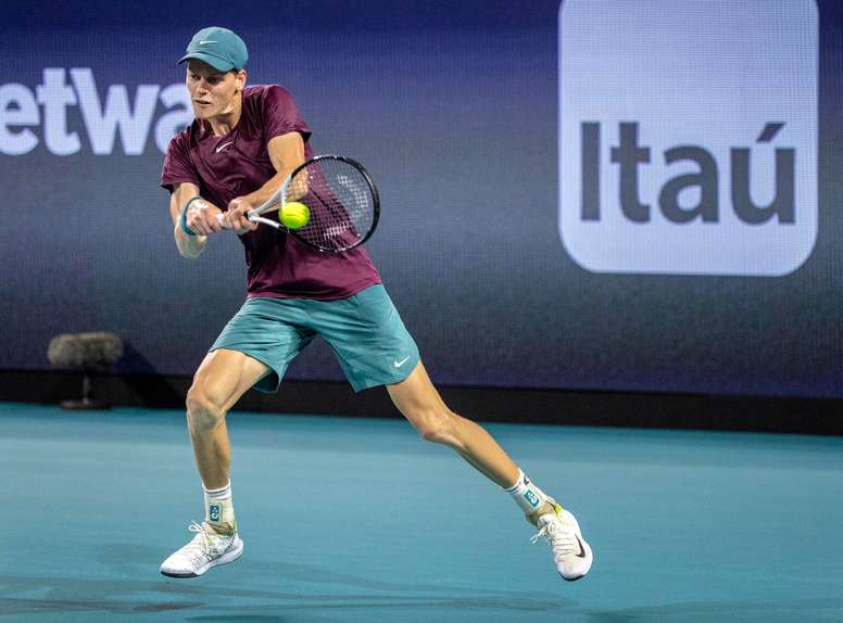 El tenista italiano Jannik Sinner en acción en las semifinales del Masters 1.000 de Miami. EFE/EPA/CRISTOBAL HERRERA-ULASHKEVICH
