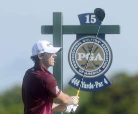 Fotografía de archivo en al que se registró al golfista norirlandés Rory McIlroy, frente a un logo de la PGA, durante un torneo, en el club de golf Ocean Course, en Kiawah Island (Carolina del Sur, EE.UU.) EFE/Erik S. Lesser
