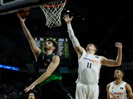 El escolta del Joventut Pep Busquets (i)entra a canasta defendido por el croata Mario Hezonja, del Real Madrid, durante el primer encuentro de semifinales de la Liga Endesa disputado entre el Real Madrid y el Joventut de Badalouna en el WiZink Center, en Madrid. EFE/ Juanjo Martín