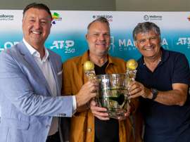 El Mallorca Country Club ha acogido este miércoles una rueda de prensa de presentación del torneo de tenis ATP Mallorca Championships encabezada por el director de torneo, Toni Nadal (d), y por el CEO de Emotion Group, Edwin Weindorfer (i), quienes posan con el diseñador del trofeo (c). Esta competición se disputa del 24 de junio al 1 de julio de 2023 con la participación del finalista de Wimbledon 2022 Nick Kyrgios y del tenista español Feliciano López, que se retira del tenis profesional. EFE/ Cati Cladera