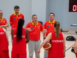 El seleccionador nacional de baloncesto femenino, Miguel Méndez (c), da instrucciones a sus jugadoras este miércoles, durante un entrenamiento en Madrid. España está lista para partir hacia sus encuentros de preparación en Hungría previos al Eurobasket. EFE/ Fernando Villar