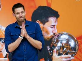El base belga del Valencia Basket Sam Van Rossom se despide del equipo en un emotivo acto celebrado este miércoles en el pabellón de la Fuente de San Luis de Valencia, después de haber jugado diez temporadas en el club. EFE/ Miguel Ángel Polo