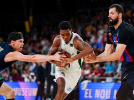 El jugador del Unicaja Carter (c) en acción ante Kuric (i) y Nikola Miroti? (d) del Barça este miércoles, durante el primer partido correspondiente a las semifinales del playoff de la Liga ENDESA, entre el Barça y el Unicaja, en Barcelona. EFE/ Enric Fontcuberta