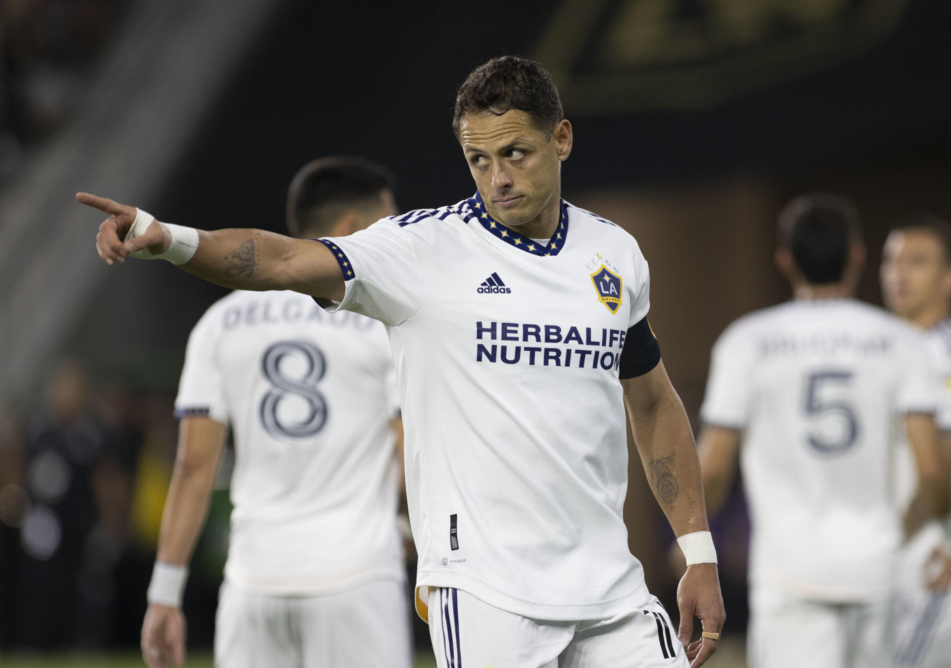 Golpazo para Chicharito: sufre una rotura del ligamento cruzado