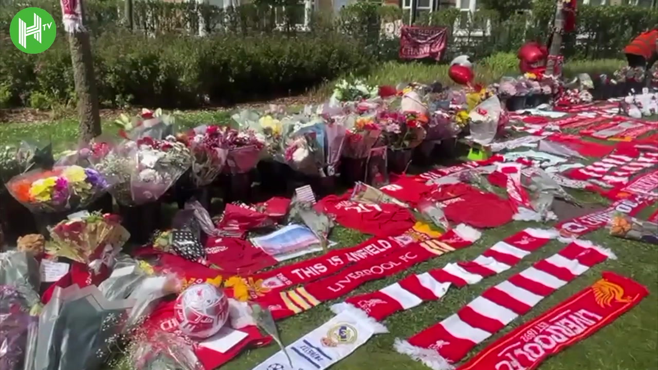 Liverpool fans pay tribute to Diogo Jota at Anfield