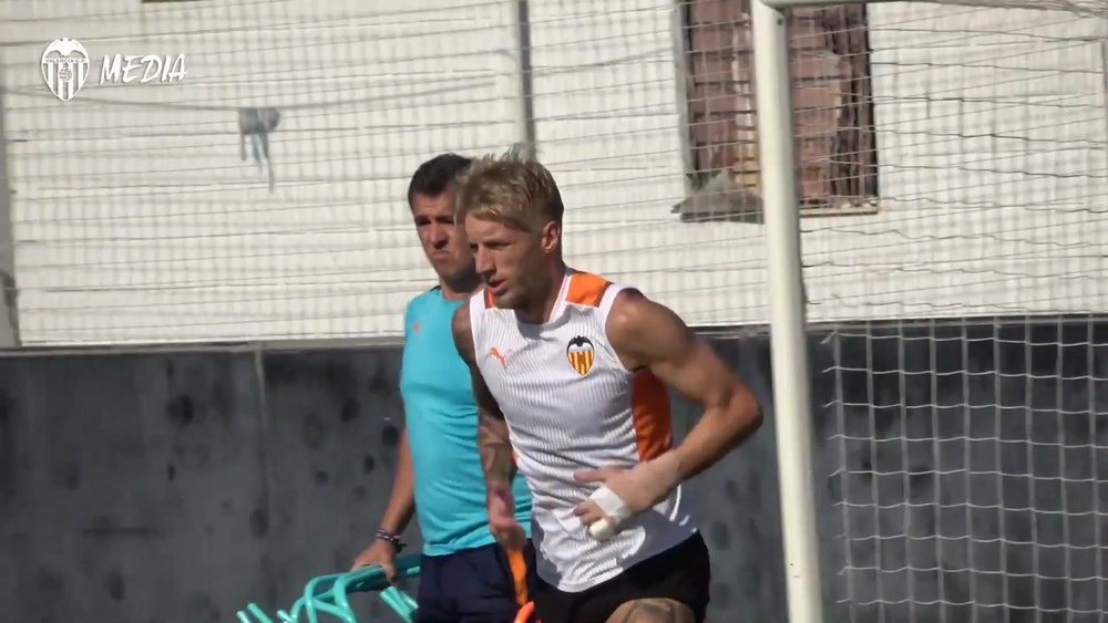 Valencia face off against Osasuna in La Liga. DUGOUT