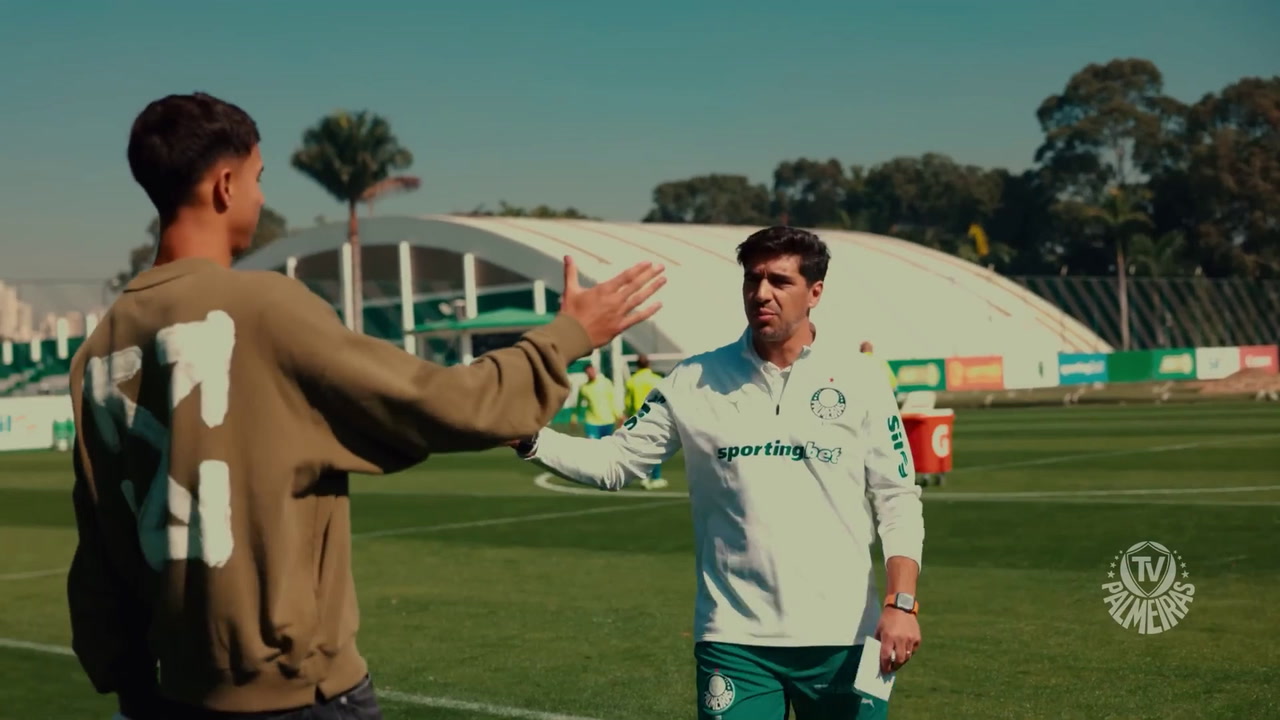 De férias no Manchester City, Vitor Reis visita o Palmeiras