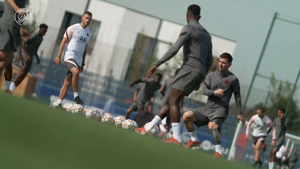 L'entraînement de Messi avant son premier match de UCL avec le PSG. Dugout