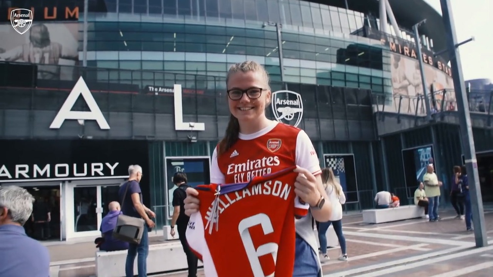 Arsenal controversially beat Chelsea 3-2 in a WSL game. DUGOUT