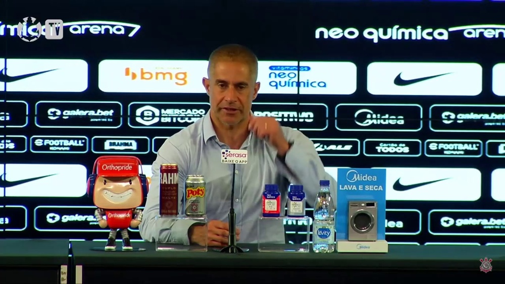 Sylvinho explica posicionamento de Róger Guedes. DUGOUT