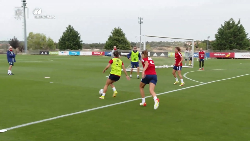 VÍDEO: las diabluras de Aitana Bonmatí en el entrenamiento de España. DUGOUT