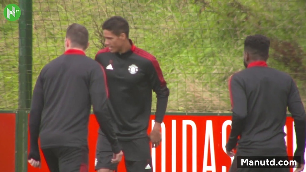 Il primo allenamento di Varane con il Manchester United. Dugout