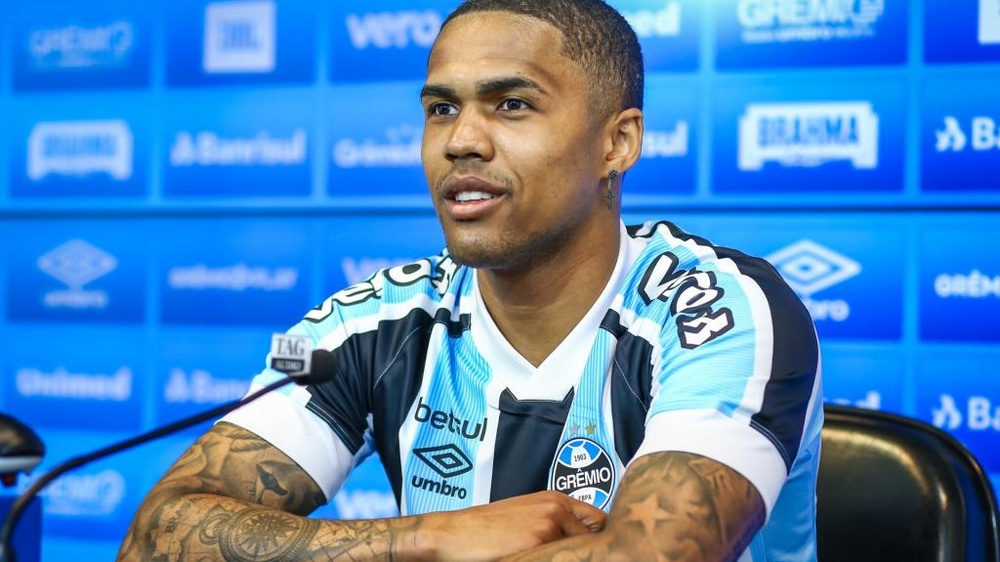 Douglas Costa é apresentado no Grêmio. EFE