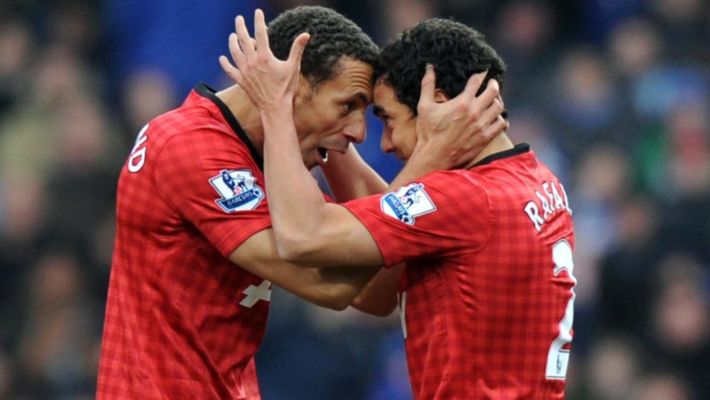 Rio Ferdinand reage com amor a ida de Rafael para o Botafogo. AFP